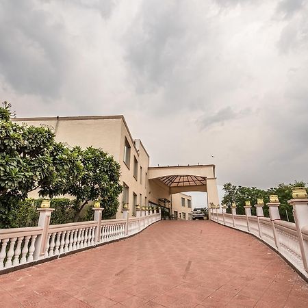 Hotel Celebration Gardens New Delhi Exterior photo